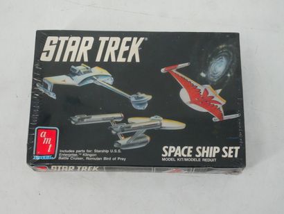 STAR TREK 
Lot including: 
- USS ENTERPRISE...