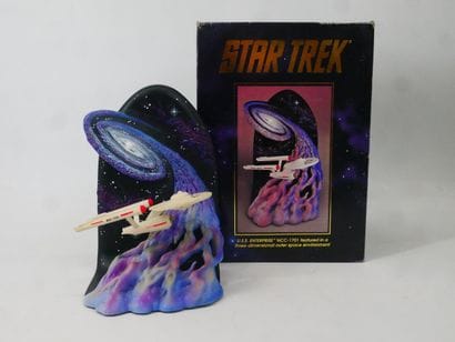 STAR TREK 
Lot including: 
- BORG SHIP, Collectors...