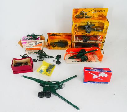 Lot de canons, comprenant :
-	 2 canons CRESCENT...