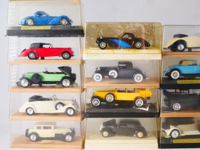 SOLIDO 
Lot de 37 voitures en métal peint.
Avec...