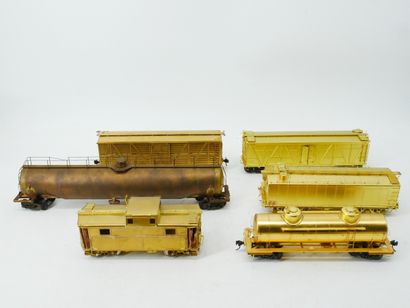 Unpainted metal lot, including:
- 1 freight...