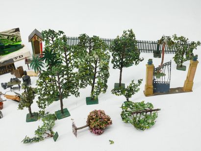 Lot of painted lead figurines representing...