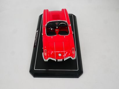Lot comprenant :
-	 1 Jaguar XJ-220 en métal,...
