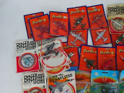 PUNCH, DYNA-FLITES, … :
Lot de 57 avions...