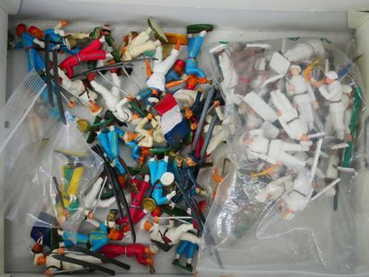 STARLUX:
Lot of 23 plastic figurines illustrating...
