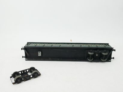 Painted metal lot, including:
- 3 passenger...