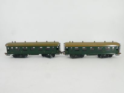 Lot including:
- 2 1st class passenger cars,...