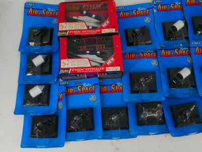 ERTL (USA) : 
Lot de 23 satellites et modules...