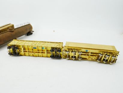 Unpainted metal lot, including:
- 1 freight...
