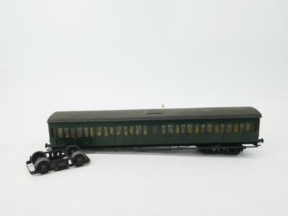 Painted metal lot, including:
- 3 passenger...