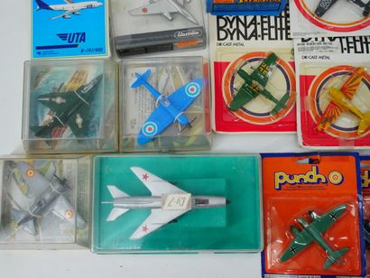 Lot de 32 avions civils et militaires en...