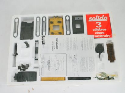 SOLIDO 
Lot comprenant : 
-	 3 chars en métal...