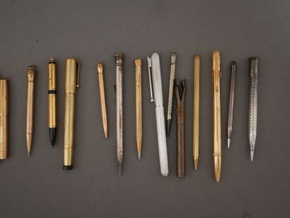 Lot :
- ST DUPONT
stylo à bille en métal...