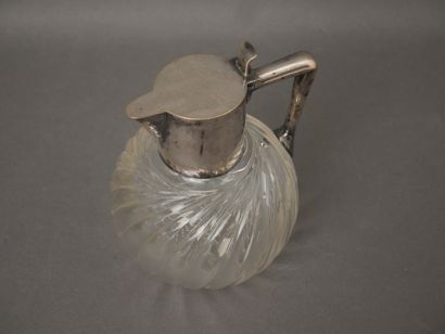 Lot:
- Twisted ribbed glass poudrier with...