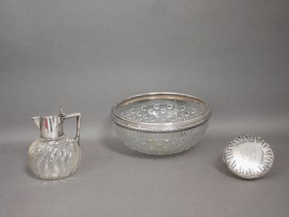 Lot:
- Twisted ribbed glass poudrier with...