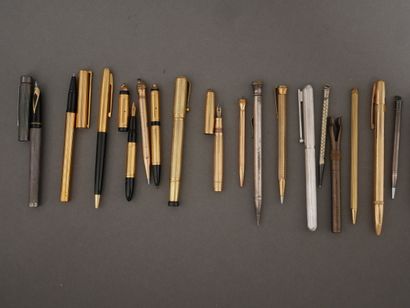 Lot :
- ST DUPONT
stylo à bille en métal...