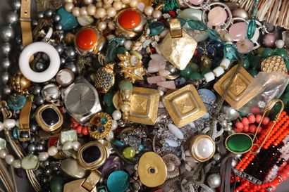 Lot de bijoux fantaisies dont deux colliers...