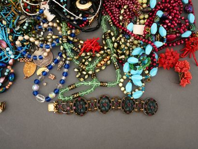 Important lot de bijoux fantaisies.