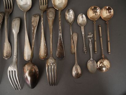 Lot de couverts dépareillés en argent 800°/°°...