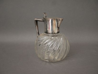 Lot:
- Twisted ribbed glass poudrier with...