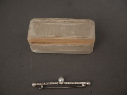 Barrette en or gris 18k orné de petits diamants...