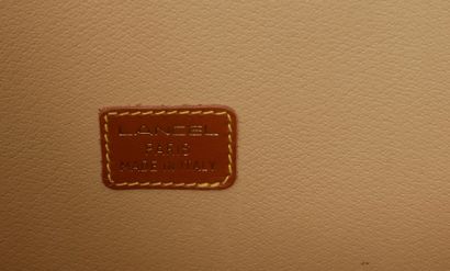 Set of handbags : 
-a beige bag with bamboo...