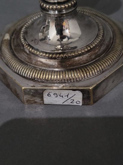 Paire de bouts de table en métal argenté...