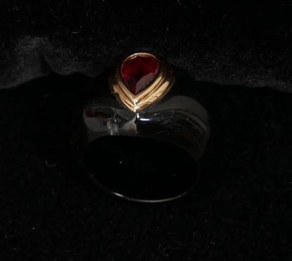 Bague en bakélite noire, ornée d’une pierre...
