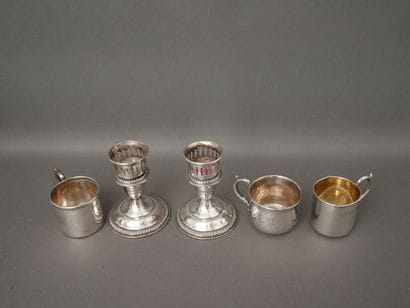 Lot :
- Paire de bougeoirs de table en argent...