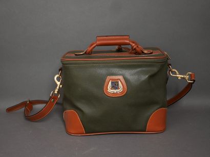 Set of handbags : 
-a beige bag with bamboo...