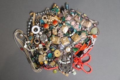 Lot de bijoux fantaisies dont deux colliers...
