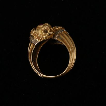 Bague à double têtes de lion en or jaune...