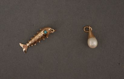 Lot :
- Pendentif en forme de poisson articulé...