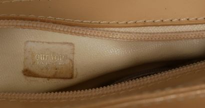 Set of handbags : 
-a beige bag with bamboo...