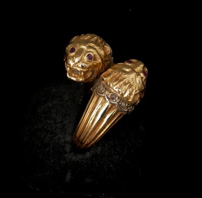 Bague à double têtes de lion en or jaune...