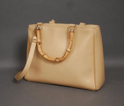 Set of handbags : 
-a beige bag with bamboo...