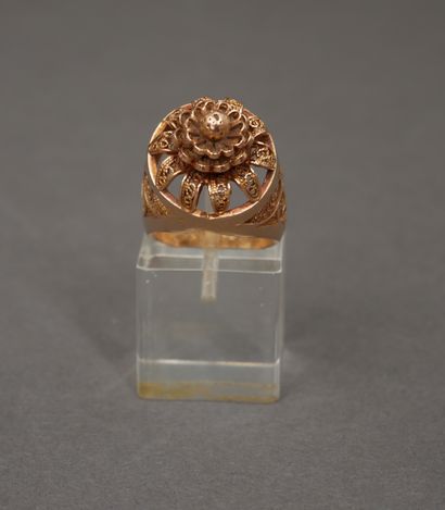 Bague dôme en or jaune18k à décor filigrané.
TDD...