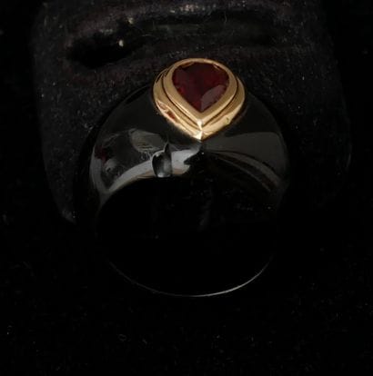 Bague en bakélite noire, ornée d’une pierre...