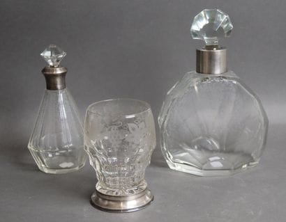 Lot :
- Large cut-glass decanter with radiating...