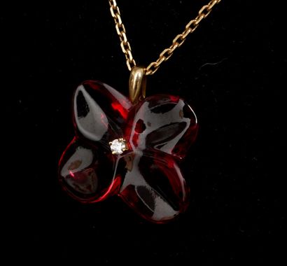 BACCARAT :
Pendentif fleur en cristal teinté...