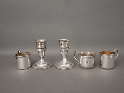 Lot :
- Paire de bougeoirs de table en argent...