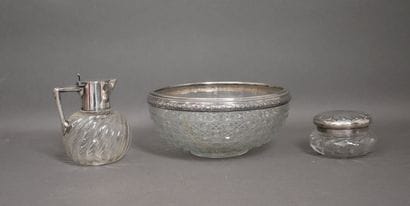 Lot:
- Twisted ribbed glass poudrier with...