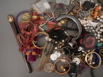 Lot de bijoux fantaisies et divers