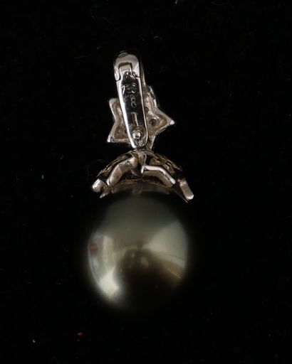 Perle noire de forme poire, montée en pendentif,...