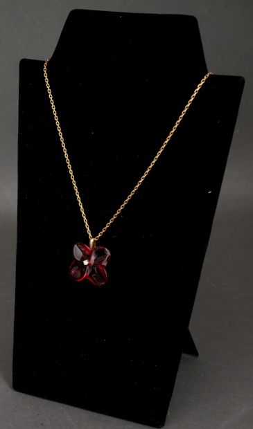 BACCARAT :
Pendentif fleur en cristal teinté...