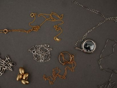 Lot de bijoux fantaises dont un pendentif...