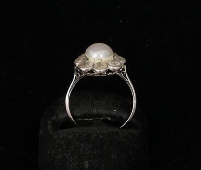 Bague marguerite en or gris 18k et platine,...
