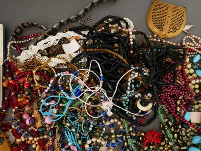 Important lot de bijoux fantaisies.