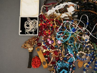 Important lot de bijoux fantaisies.