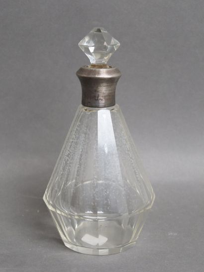Lot :
- Large cut-glass decanter with radiating...